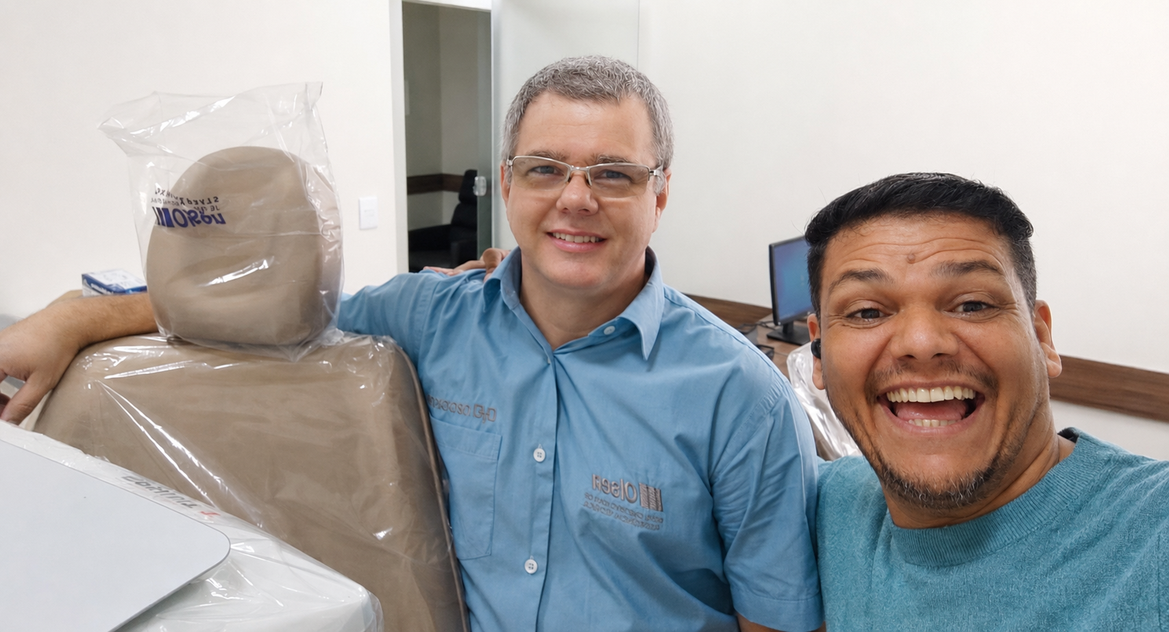 Maurício Renatus e Wenceslau durante a montagem de equipamentos odontológicos novos